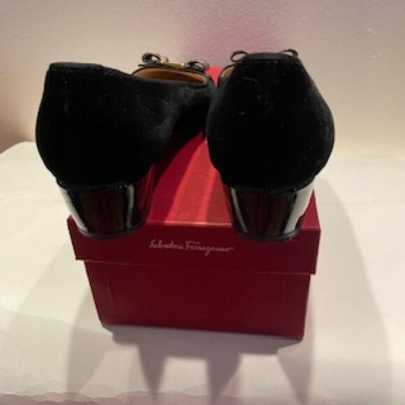 Salvatore Ferragamo Vara Bow Pumps Luxurious Black Velvet Upper 8.5B - Picture 7 of 12